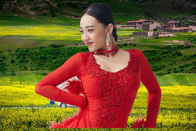 红色妖姬身体摔了出去，直接在空中一个翻身，重重地砸在地上