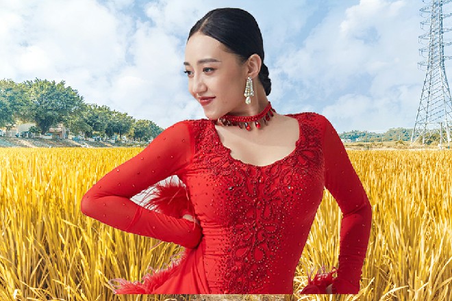 蓝色的光芒吞噬了苏曼s的身体，后面的玉米田瞬间化为飞灰