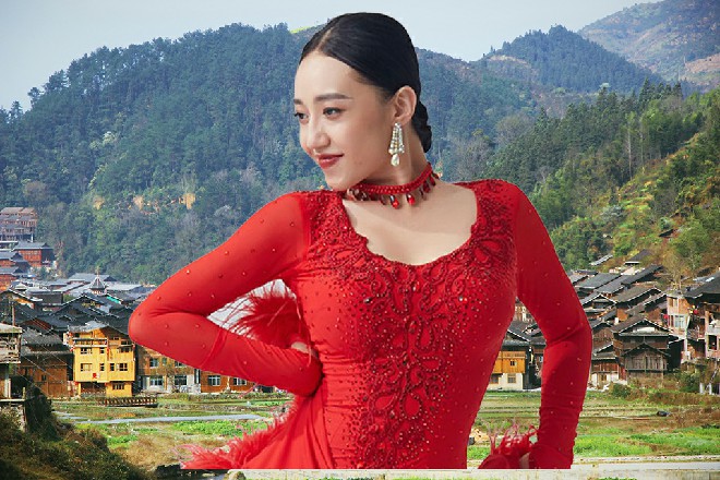 赵东强忽然一爪撩起来，又快又恨，直奔若依的喉咙而去