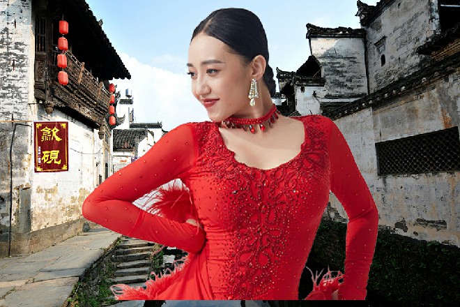 苗小萌看着自己盒子里饲养的蛊虫，都忍不住咽了咽口水