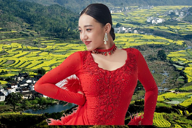 而苏曼s坐了起来，伸手接住了邓主席的杯子，放在他手心里