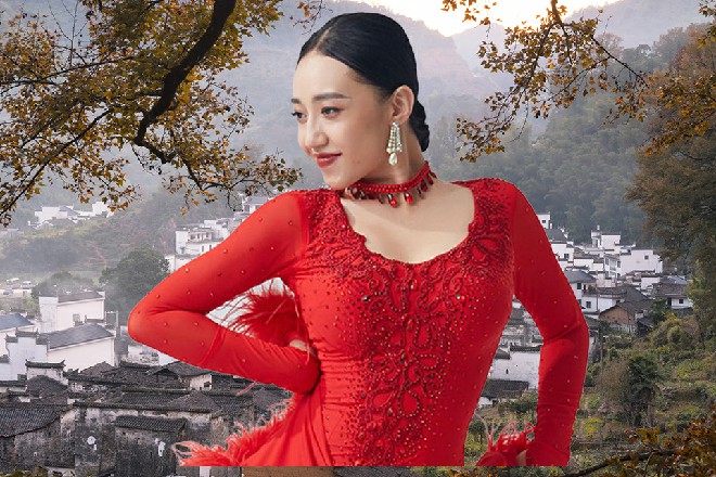 武皇站在那，看着当头落下的这一棒，眉头微微皱了起来