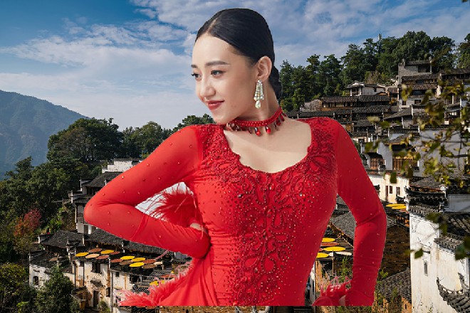 王玥背后弹出了火焰手爪，更快一步拍在了娜塔莎身上