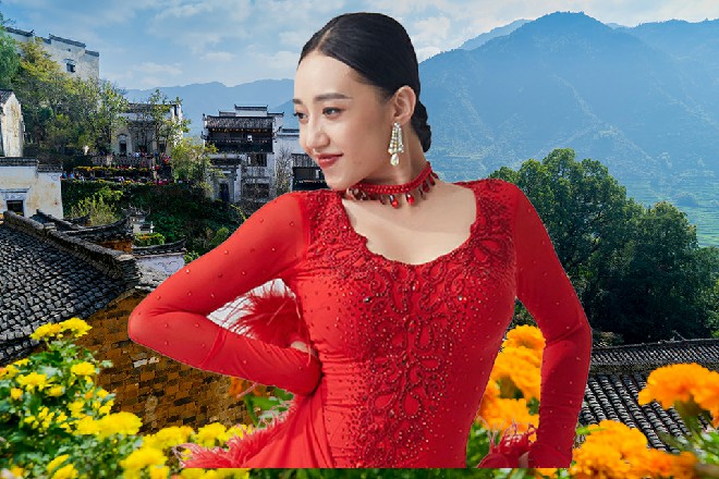 那个小乐赤着上身，还纹着一只蝎子，弄得跟古惑仔似的