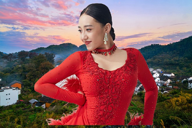 大源惠子得意地一笑，接着手刀向着苏曼s的头颅就戳了过来