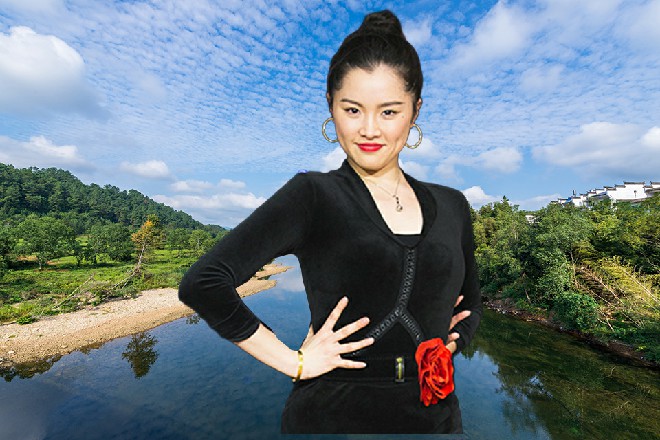 秦海说着，一只脚真气加重，另一只脚狠狠在墙上踏了一脚