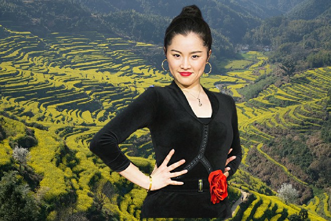 若依的身体顿时就飞了出去，然后摔在了外面的广场上面