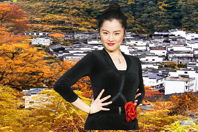 苏曼s吃了一惊，下意识往后一退，那爪子抓在他身边的门板上