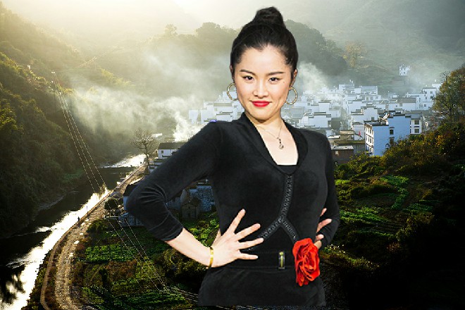 她穿着睡衣，从床上轻轻下来，一双玉足伸到拖鞋当中