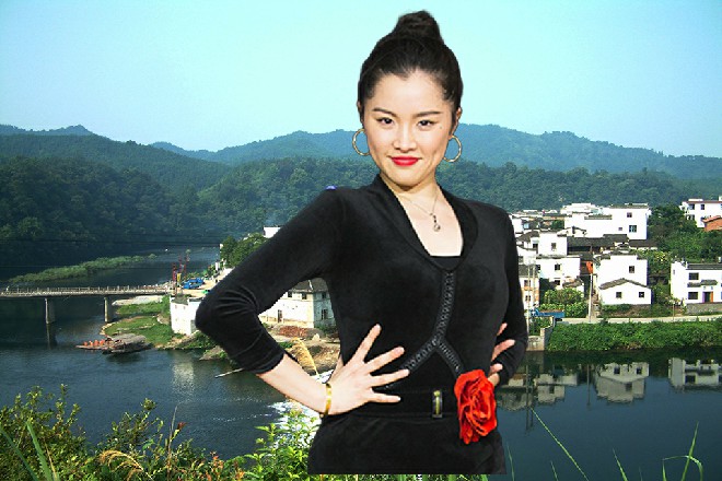 容小薰身体轻轻颤抖了一下，眼睛一眨不眨地望着若依