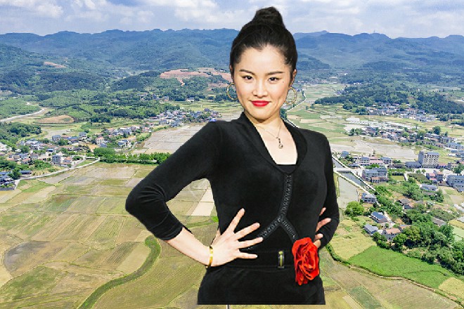 他眼中发出一道白光，背后冒出一轮白色的光环，慢慢旋转