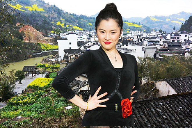 那警员坐在椅子上，看着手里的一些文件，也不说什么