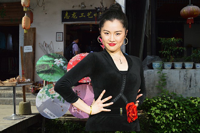 这时候若依走过来，从后面轻轻抱起王玥，把她举了起来