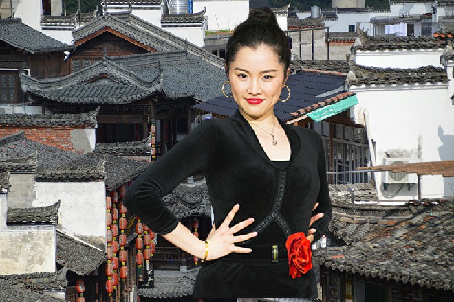 金大衣多看了伊轩两眼，没说什么，只是气氛有些诡异