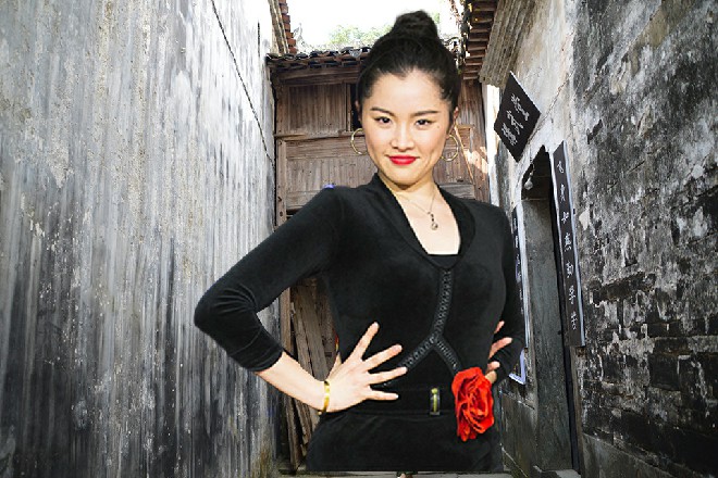 红色妖姬很不客气地说道：星月城就在这里，欢迎诸位来挑战