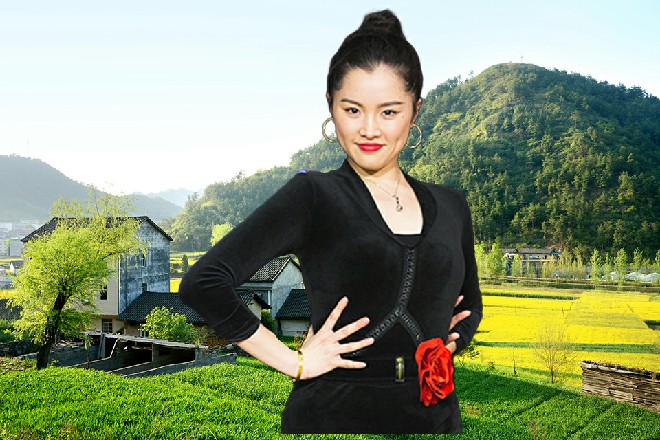 他训斥着自己的三个弟子，那三个弟子老老实实地应道