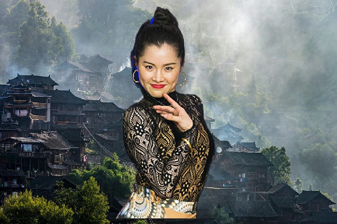 而旁边一个英国的小伙子忽然伸出手来，握住了若依的手