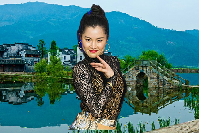 苏曼s出门之后，立刻打开瞳力，抬头看了一眼天空中的太阳