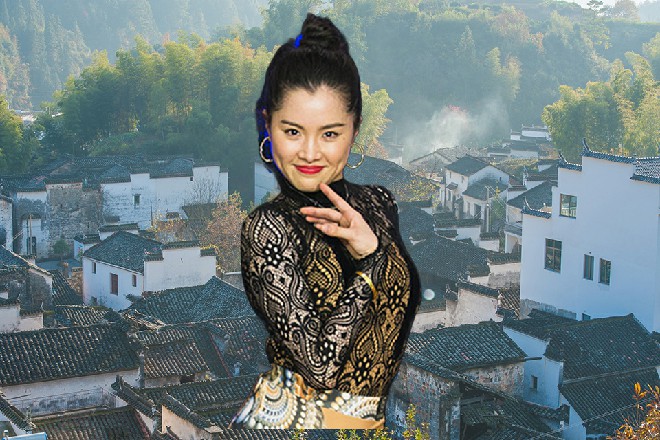 钱娇看到他，顿时忍不住瞪圆了眼睛，捂住了自己的小嘴巴