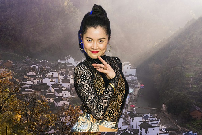 廖婧涵从挎包里掏出一面滑板来，丢在脚下，然后踩了上去