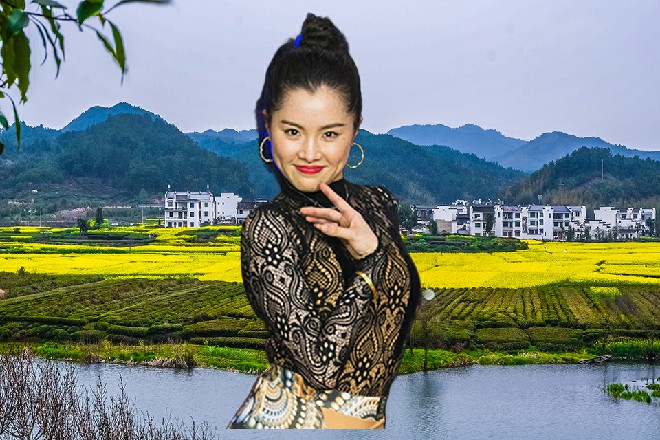 苏曼s身体猛然一侧，那尾巴上的宝剑擦着他的鼻尖刺了出去