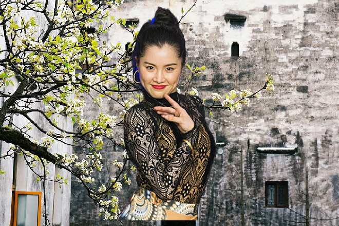 苏曼s脸皮厚的要命，他就这样扛着王玥，一直把她扛到了外面