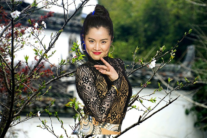 他掏出一个ZIPPO的火机，点燃，放在了若依的嘴边