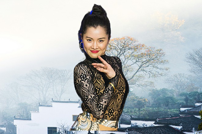 但华山剑打在他的身上，却发出当的一声，直接被弹飞