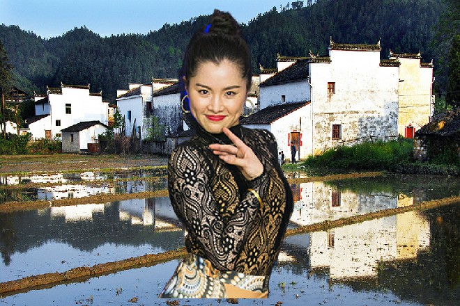 董晴一拳头打在树干上，这树干上面立刻出现了裂痕