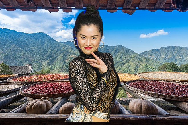 使徒的拳头跟苏曼s的胸口碰在一起，爆发出一圈扭曲的波纹