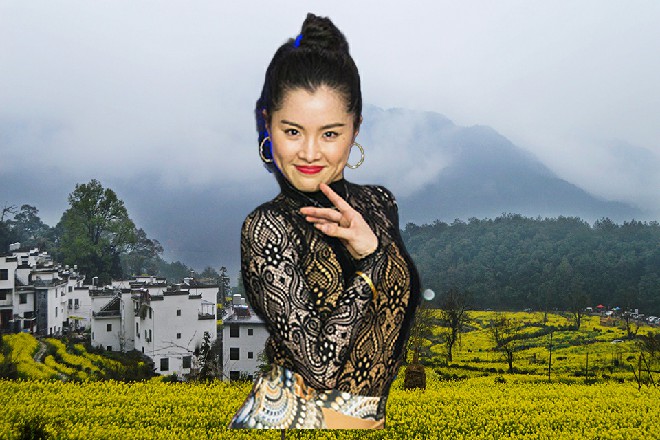 那女子红色的长发，明媚皓齿的，是个高挑的大美女