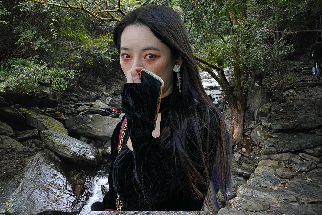 一团黑色的蘑菇云直冲云霄，远处一座高山化作虚无