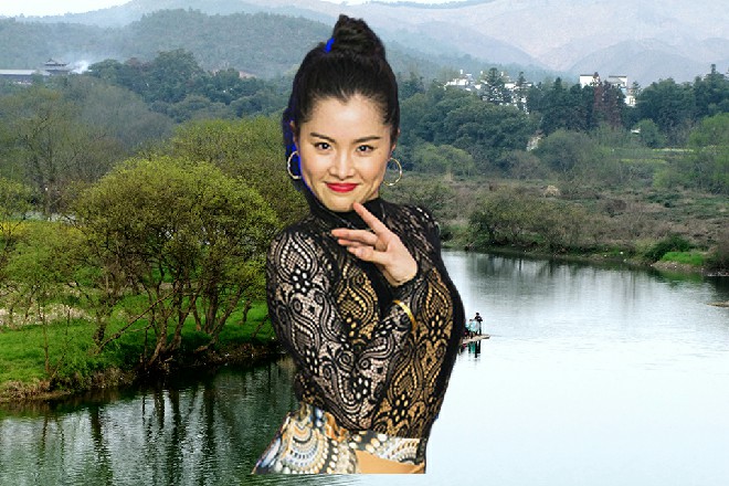 望着半空中浮现着的一朵洁白的小花，若依冷汗都出来了