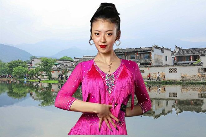 两个人回头一看，一只长毛大猩猩站在洞口咆哮连连