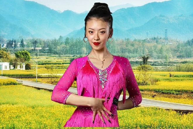 苏曼s在脚上磕了磕烟丝，然后对小辣椒说道：你以后跟着我混