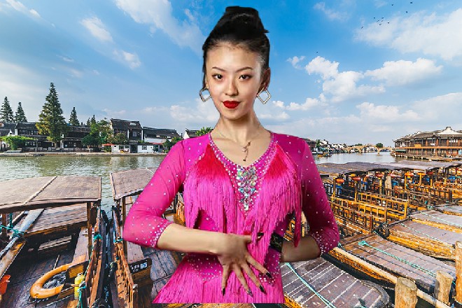 他虚晃一枪，逼开了金大衣，然后直接纵身扑进了塔中