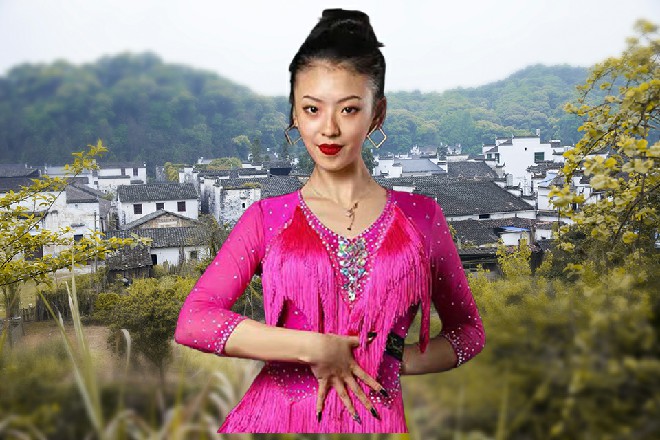 这哥们头发竖起来，一个大的鸡冠头，上面染的五颜六色