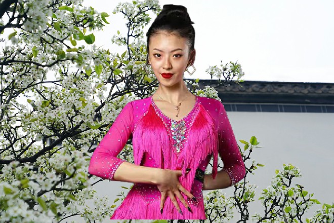 她似乎懒得跟这种人争吵，直接往后一挤，躲在了苏曼s的身后