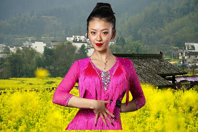 但就在这时候，苏曼s已经轻飘飘地踩着湖水，落到了这艘船上