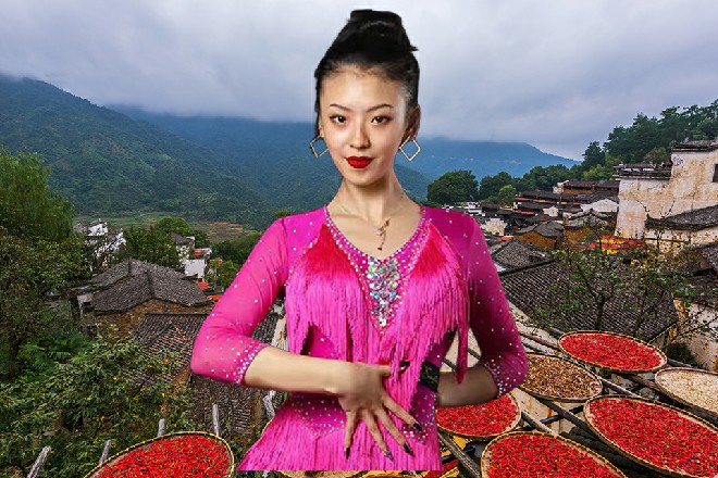 伊轩一伸手，手镯重新变成了一把黑剑，被他握在手中