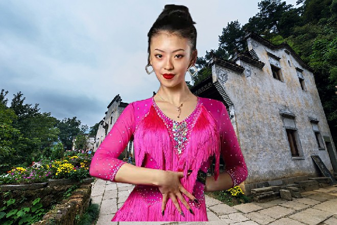 这剑气直接撕开了地面，在地上留下一个深深的沟壑