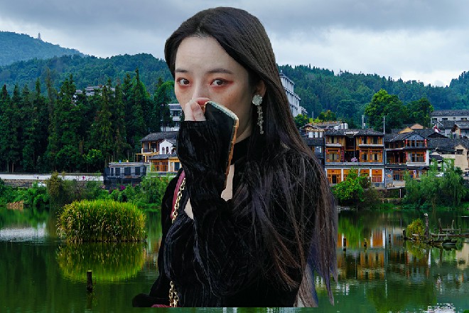 奇美拉十分的理智，他知道这一刻该做的事情，就是逃走