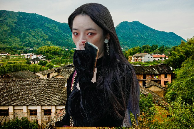 贞德顿时慌了，捂着自己的衣服，不解地看着这个男人