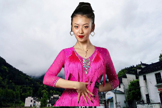 她落落大方地走过来，站在杨总身边，对着众人鞠了一躬