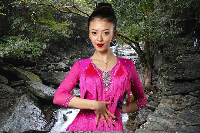 水华在这个骗子的带领下，东拐西拐地，不知道走了多远