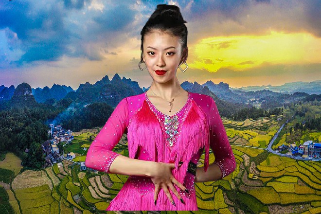 王玥也发觉过来，自己似乎正抱着红色妖姬，略微有点尴尬起来