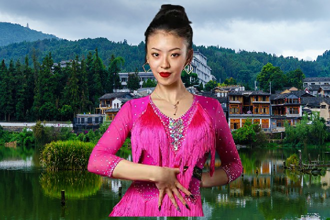 这把巨剑被苏曼s的至高剑意所控制，直接停在了他的手掌前