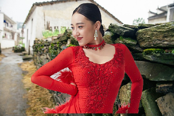 诺曦S一挥手，众人都跟着他一起进入了这堡垒的大门