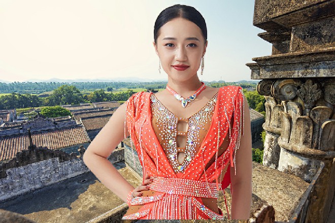 兰胜男的剑更快，直接一剑刺了过去，刺穿了那人的心脏