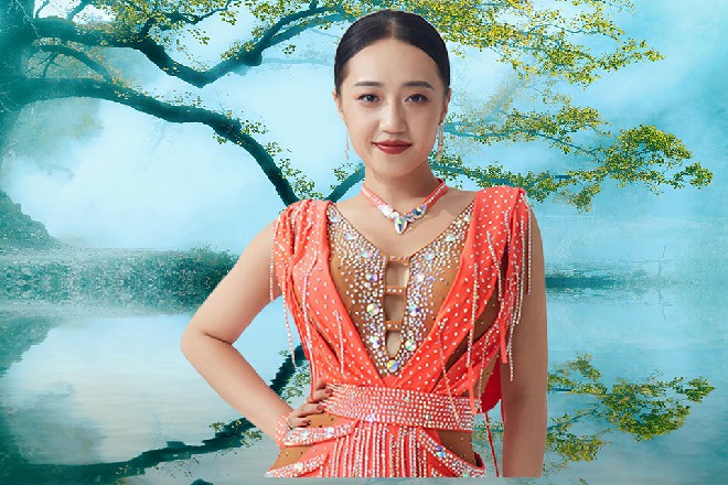 王玥被若依搂着杨柳细腰，望着身下的高空，忍不住问道